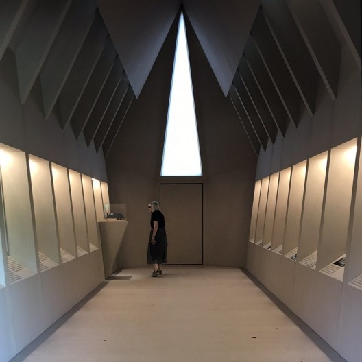 Francesco Magnani, Traudy Pelzel, interior do pavilhão temporário