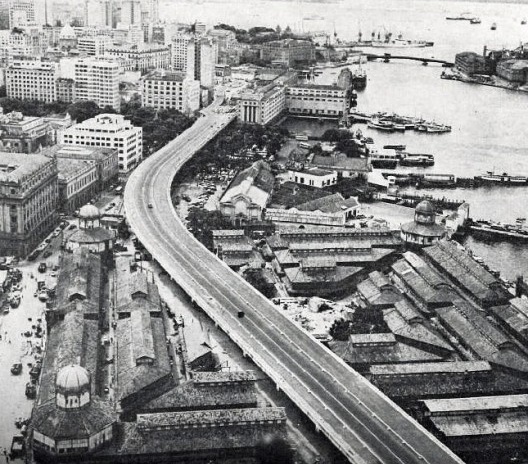 Imagem da construção da perimetral cortando o antigo mercado municipal