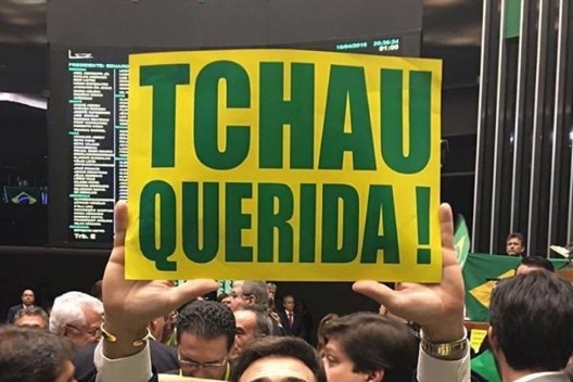 Deputado segura placa com a inscrição “Tchau querida”, Congresso Nacional, Brasília DF