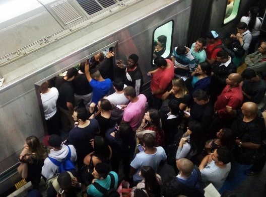 Estação de metrô Palmeiras/Barra Funda em horário de pico, São Paulo