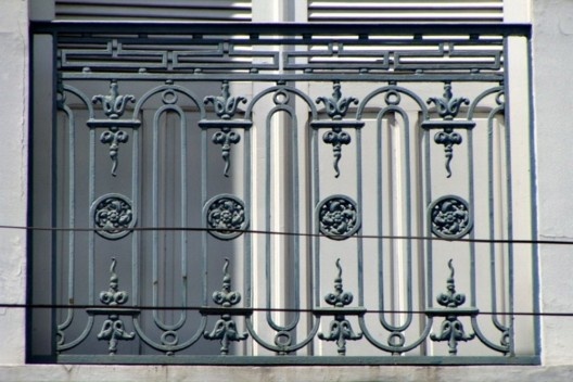 Detalhe do gradil de um casarão na Av. Portugal