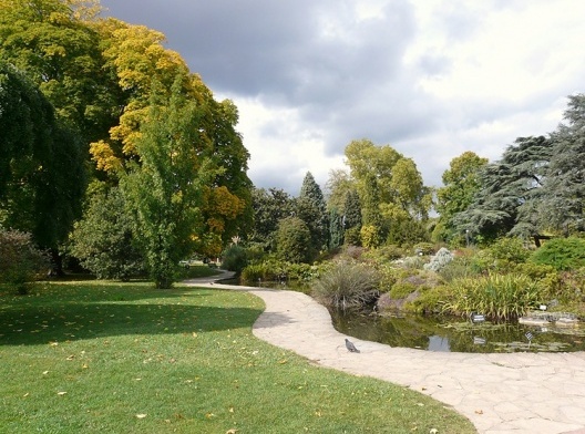 Os bosques, pequenos córregos e caminhos sinuosos do Parc de la Tête d’Or