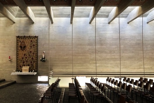 Igreja São Bonifácio, 1964-66, arquiteto Hans Broos. Vista da face lateral da igreja