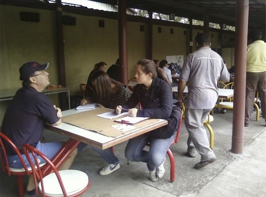 Alunos de arquitetura entrevistam moradores que frequentam as atividades sociais, pesquisa em 2010