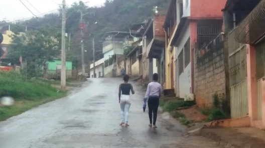 Pedestres obrigados a transitarem na via, em razão da inexistência ou da baixa qualidade do calçamento para pedestre em Viçosa MG