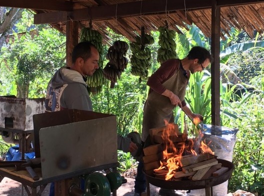 Antes da pandemia Covid-19, oficina de confecção gongos (instrumentos musicais) com parceiros da Metal Georg no galpão da Horta Educativa