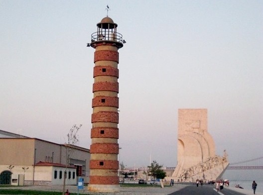 Verticalidade na arte pública (elementos de carácter referencial): Farol e Padrão dos Descobrimentos