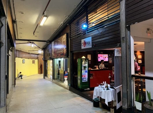 Relação da calçada com o espaço interno do Conjunto Nacional