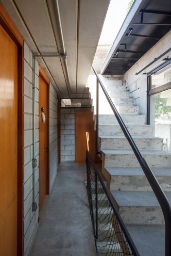 Casa Maracanã, São Paulo, nível intermediário e circulação vertical. Terra e Tuma arquitetos associados.