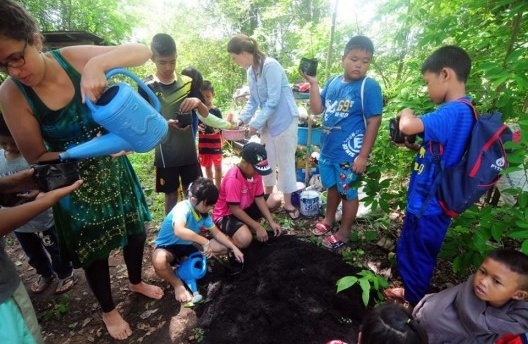 Alunos da escola participando na oficina da horta no espaço do Projeto Mindfulness, Tailândia, agosto, 2016