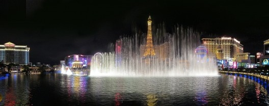 Las Vegas Boulevard vista do lago do Hotel Bellagio, com suas fontes dançantes a cada 15 minutos