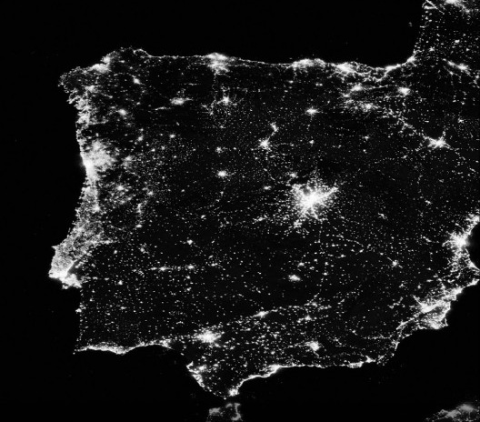 Península ibérica vista à noite de satélite