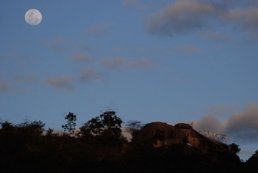 Sob o céu azul anil