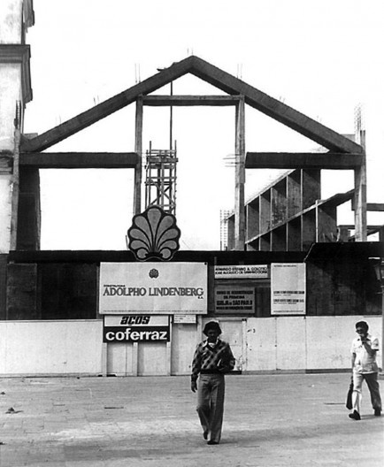 Pátio do Colégio, mostrando as estruturas em concreto da igreja, foto de 05/08/1976