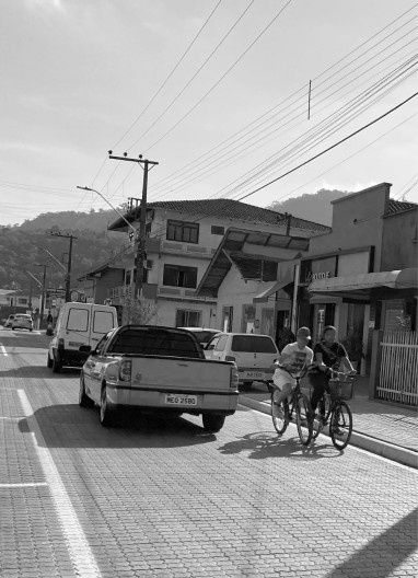 Na ausência de ciclovias e ciclofaixas, ciclistas trafegam junto aos carros, Luiz Alves SC, 2020