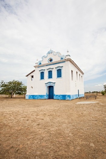 Igreja Nossa Senhora das Neves, um grande bloco solitário