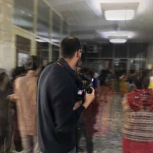 Chega mais gente e o movimento fica mais frenético. Alguém grita e um pequeno corre-corre começa para logo parar.