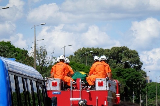 Enterro de Oscar Niemeyer, urna funerária de Niemeyer coberta pela bandeira brasileira