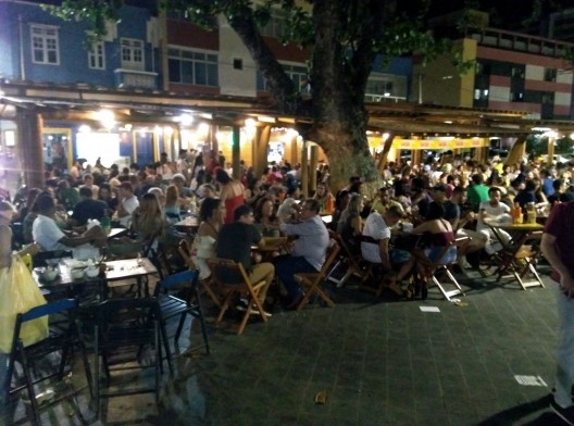 Movimento nos bares do Largo da Mariquita após a reforma da orla do Rio Vermelho