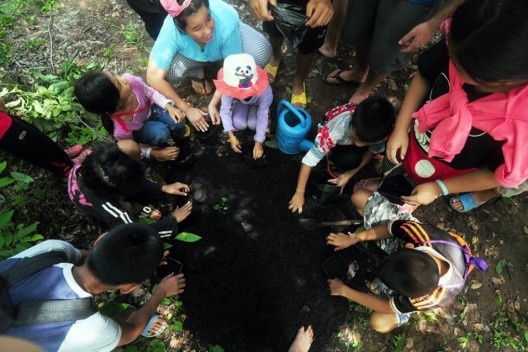 Construção de casa de adobe, Projeto Mindfulness, Tailândia, agosto, 2016