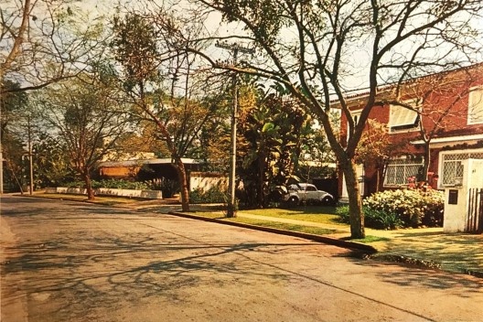 Quem sabe os nomes dos arquitetos dessas casas? E qual é a rua onde estão implantadas?