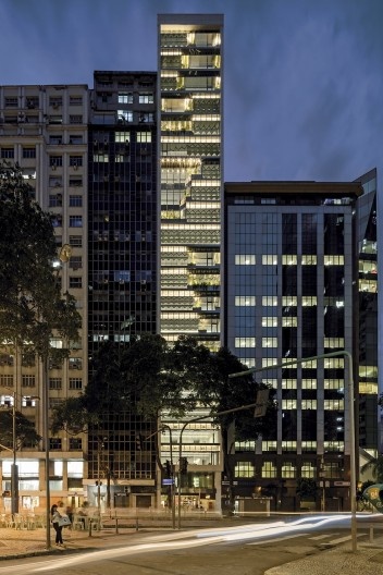 RB12, fachada, cena noturna. Triptyque