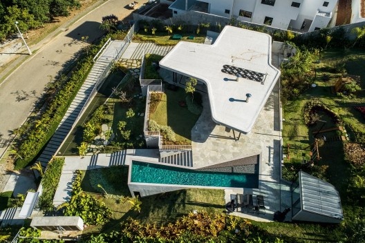 Casa LLF, São José dos Campos SP Brasil, 2019. Arquitetos João Paulo Daolio e Thiago Natal Duarte (autores) / Obra Arquitetos