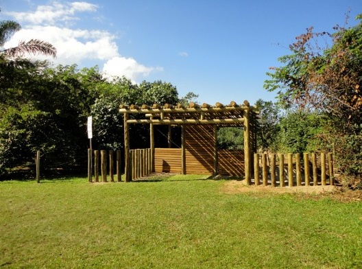 Vila Residencial de Mambucaba, acesso com pergolado e portão de proteção, Paraty RJ. Paisagismo de Eduardo Barra