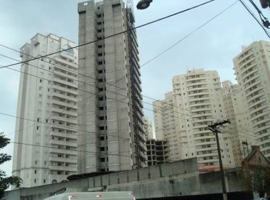 Contradição flagrante: pretende-se construir novos edifícios no bairro, que abriga dois esqueletos. Foto de jan. 2011