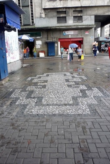 Avenida Guararapes. Tapetes em pedra portuguesa em meio ao piso de concreto intertravado