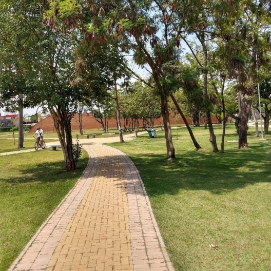 Caminhos livres para ciclistas ou pedestres ao invés de faixas exclusivas para bicicletas