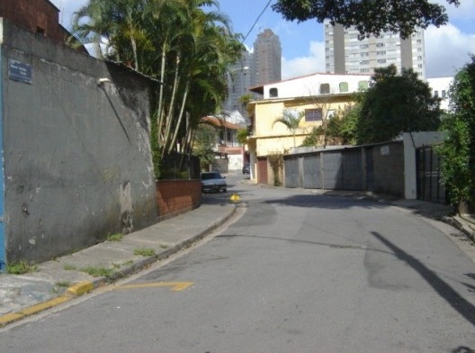Estacionamento sobre o córrego, Rua Manuel Cebrian Ferrer