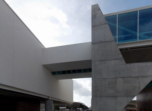 A conexão em passarela entre o pavilhão (esquerda) e o anexo (direita)