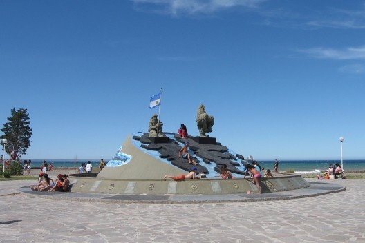 Crianças brincando no Memorial à Guerra das Malvinas, Puerto Madryn, Patagônia, Argentina