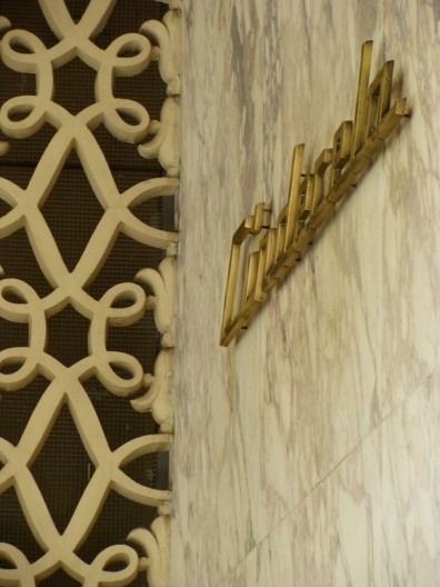 Nome do edifício como marca do arquiteto.