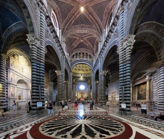 Ao entrar, entendeu por completo a referência metafórica da amada, que havia se referido ao principal destino turístico da cidade como “casa da girafa”.