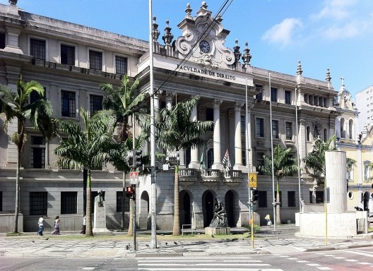 Largo do Curso Jurídico, frontal à Faculdade de Direito de São Paulo, 22 dez. 2013