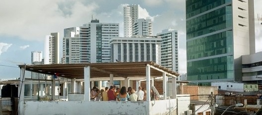 Comunidade Brasília Teimosa, com prédios de Boa Viagem ao fundo, cena do filme Aquarius, filme de Kleber Mendonça Filho