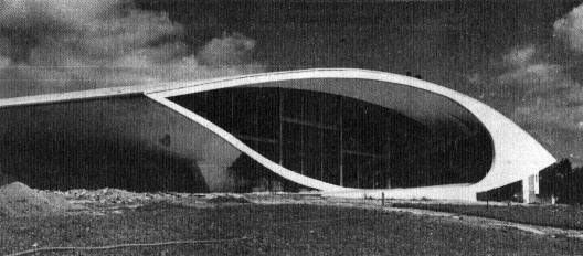 Acima, o auditório projetado por Niemeyer em Belo Horizonte