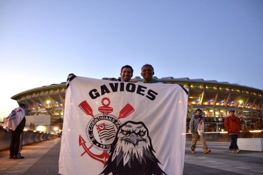 Torcida na frente do estádio de Yokohama