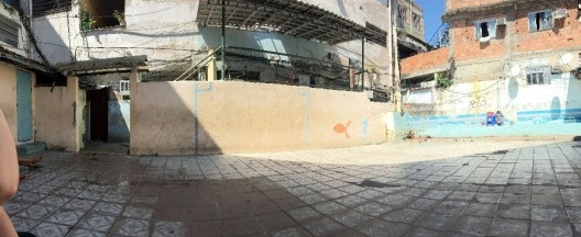 A praça, palco e piscina do condomínio popular Monte Castelo