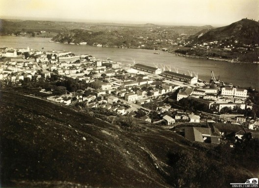 Frente marítima com os Armazéns 1 e 2 do Porto de Vitória, a Baía e o município de Vila Velha ao fundo (1936)