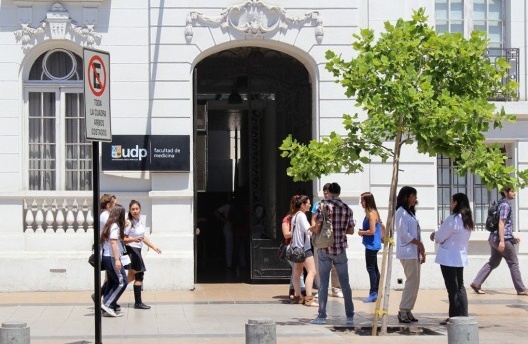 Fachada Edifício de Usos Múltiplos UDP e entorno, Santiago do Chile