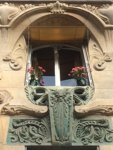 Detalhe da fachada do Edifício 29 Avenue Rapp, Paris, França