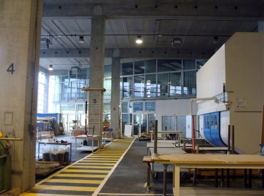 Pavimento térreo, galpão de fabricação com o pavilhão das salas de aula e maquetaria ao fundo e pilares devidamente numerados