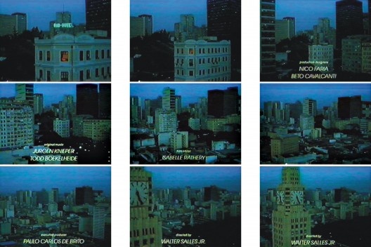 As primeiras imagens de A grande arte mostram o rosto de uma prostituta morta sendo marcado com a letra “P”. Inicia-se em seguida um zoom out que pouco a pouco vai revelando a paisagem decrépita do Centro do Rio de Janeiro