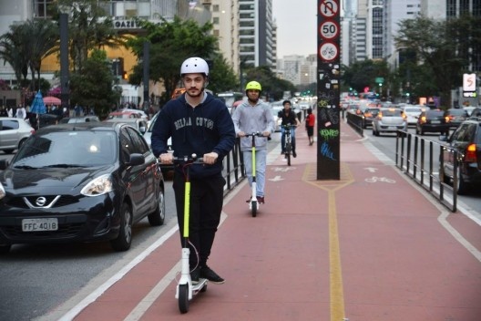 Ciclovia ocupada por patinetes e bicicletas, Avenida Paulista, São Paulo