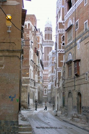 Crinaças brincam na chuva na cidade de Sanaa, no Iêmen