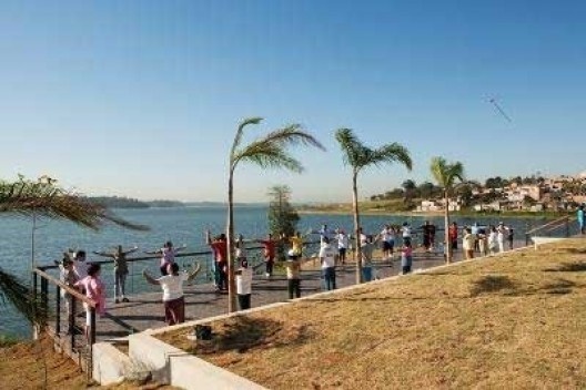 Apropriação das margens da represa pela população