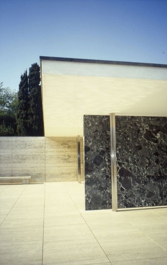 Mies van der Rohe, Pavilhão Alemão, Barcelona, 1929. Não é por acaso que as juntas do piso e do muro coincidem com a projeção da laje de cobertura. A forma se torna mais inteligível quando se pode perceber as intenções de quem a projetou